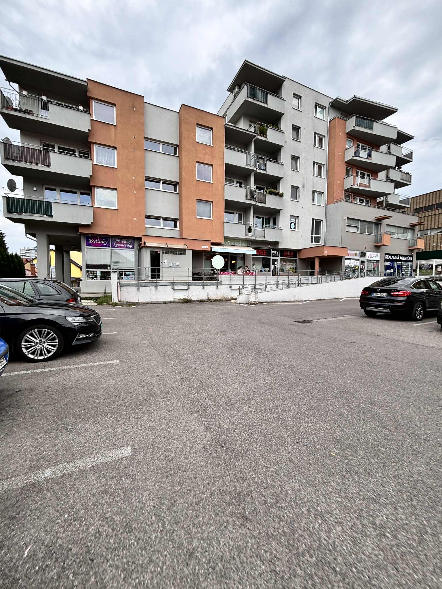 Treef ponúka na predaj obchodný priestor v centre mesta Púchov – možnosť kúpy s nájomníkmi